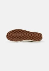 Sk8-Hi Pig Suede Oatmeal Snow White